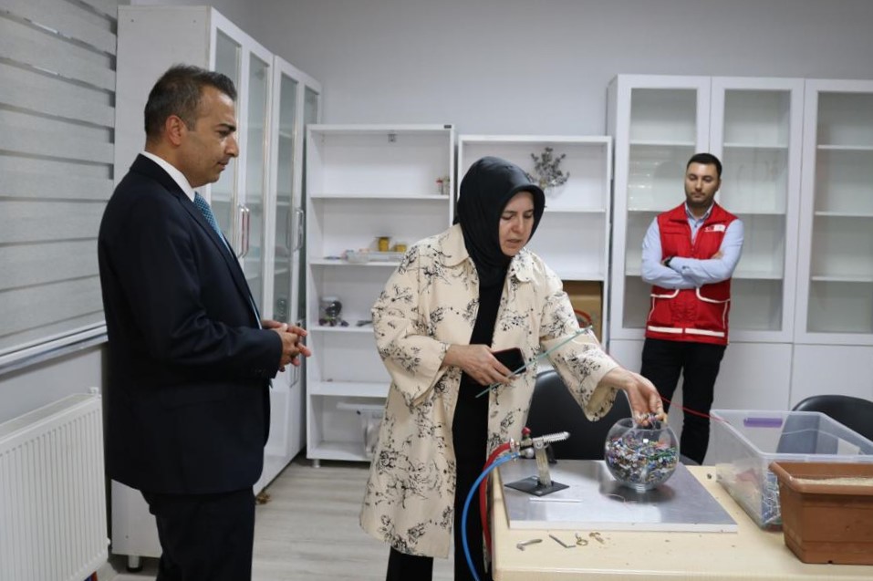 KizilayTM's tweet photo. Şahinbey Kaymakamı Hayrettin Çiçek (@HayrettinnCiCEK), Gaziantep Toplum Merkezimizi ziyaret ederek faaliyetlerimizi yerinde inceledi.

@SahinbeyK27 https://t.co/EvXX3hk9Oi