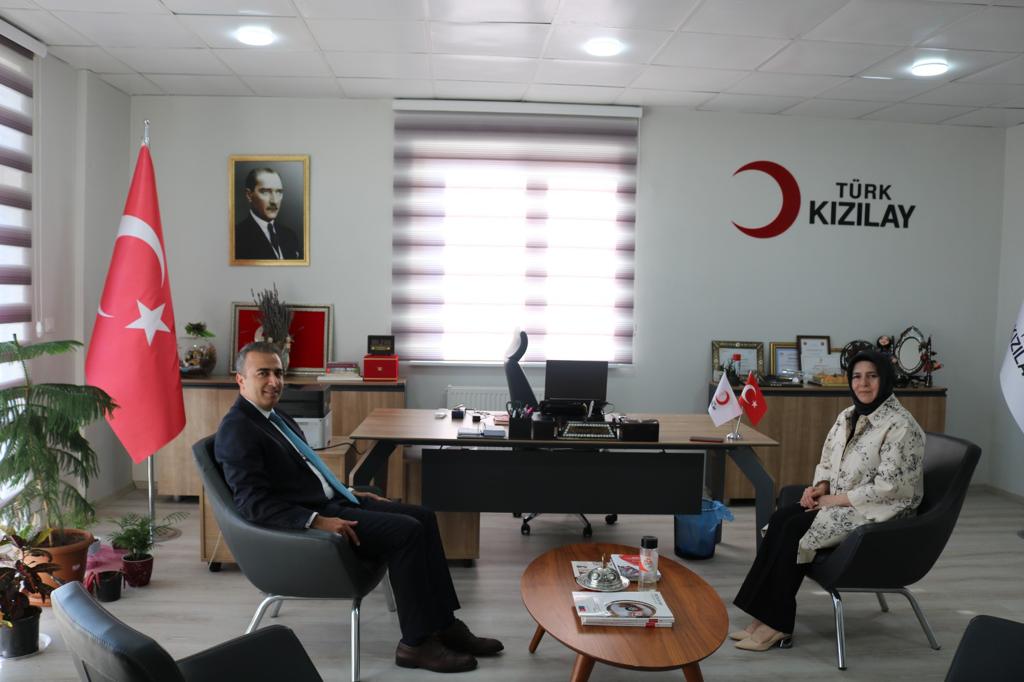 KizilayTM's tweet photo. Şahinbey Kaymakamı Hayrettin Çiçek (@HayrettinnCiCEK), Gaziantep Toplum Merkezimizi ziyaret ederek faaliyetlerimizi yerinde inceledi.

@SahinbeyK27 https://t.co/EvXX3hk9Oi