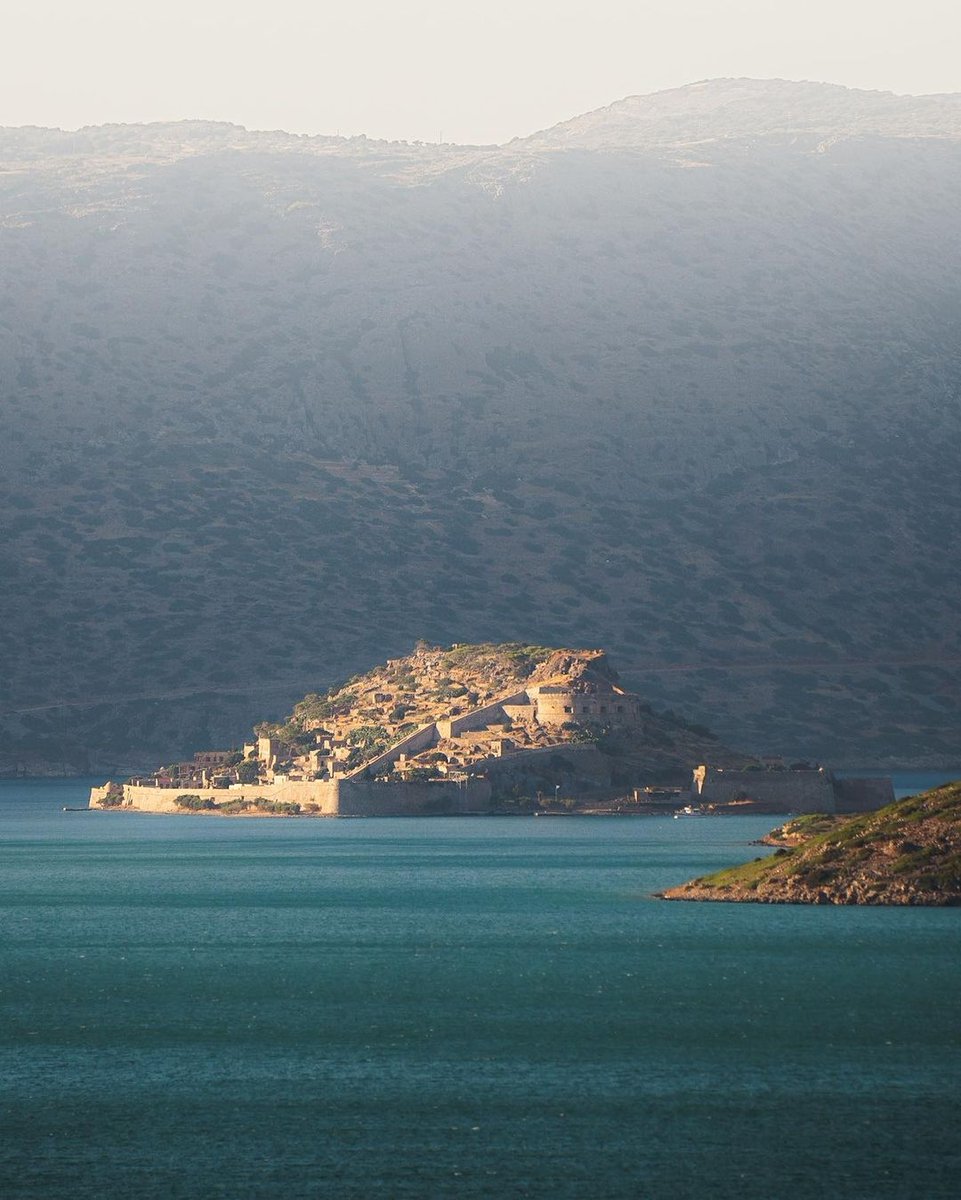 DiscoverGRcom's tweet photo. What you’re looking at is tiny, teardrop-shaped Spinalonga in @IncredibleCrete… ‘The Island’ as author @vichislop immortalised it in her bestseller! 👌

What’s your reason for putting it on your 2023 bucket-list? 
#IncredibleCrete #DiscoverGreece 

 📷 sambinding/IG https://t.co/YiWnNjfEQx