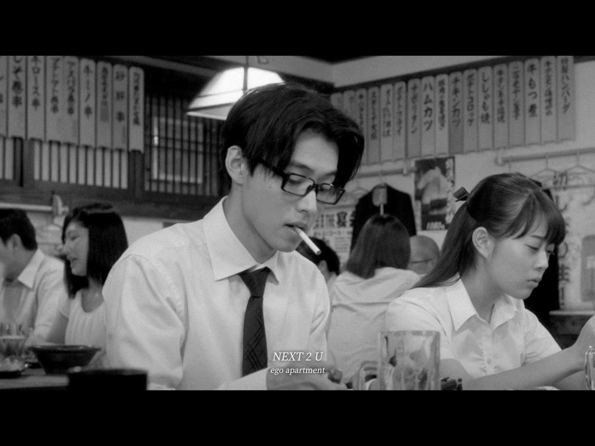 ถามหน่อยค่ะ มีใครรู้จักพี่คนนี้มั้ยคะ คือเราถามเพื่อนละไม่มีใครรู้สักคน ชอบเขามากค่ะ แค่รูปนี้รูปเดียว จำได้ว่าเคยเจอในเฟซหรือทวิตนี่ล่ะ แล้วไปเจออีกทีบนปกคลิปในยท. ขอชื่อหน่อยค่ะ อยากตามไปดูซีรีส์ พี่เค้าแม่งกร๊าวใจนี่มาก ไม่ไหวจริง