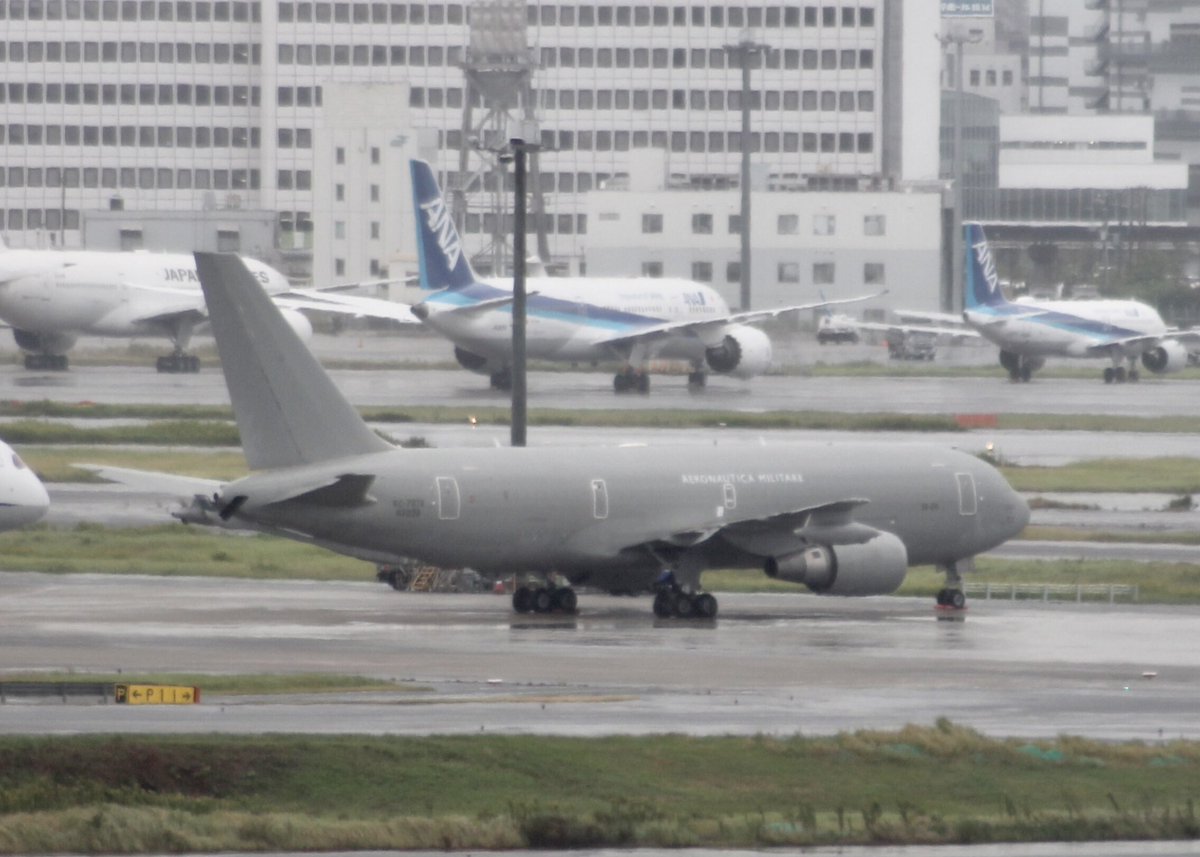 10/5 #HND 
KC767A

イタリア🇮🇹空軍
762がベースだから見慣れたのよりは短め
羽田に軍用機は珍しい