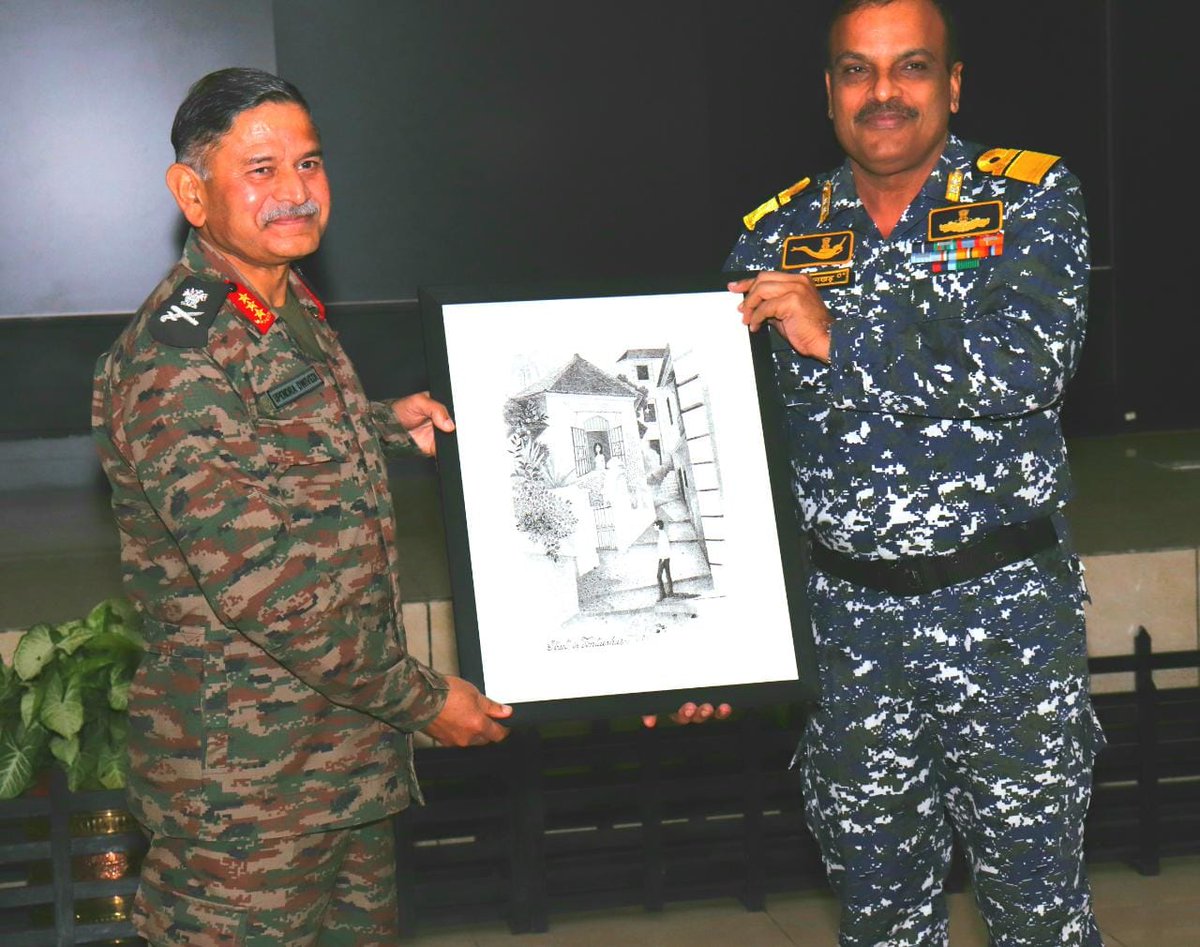 NorthernComd_IA's tweet photo. #InStridesWithFuture
#IndianArmy
Aspiring young #Commanders of Naval Higher Command Course visited #NorthernCommand. They were briefed on operational & logistics matters, with emphasis on enhancing #jointmanship & #transformational aspects.
@DefenceMinIndia
@adgpi
@indiannavy https://t.co/ad31EvVMNh
