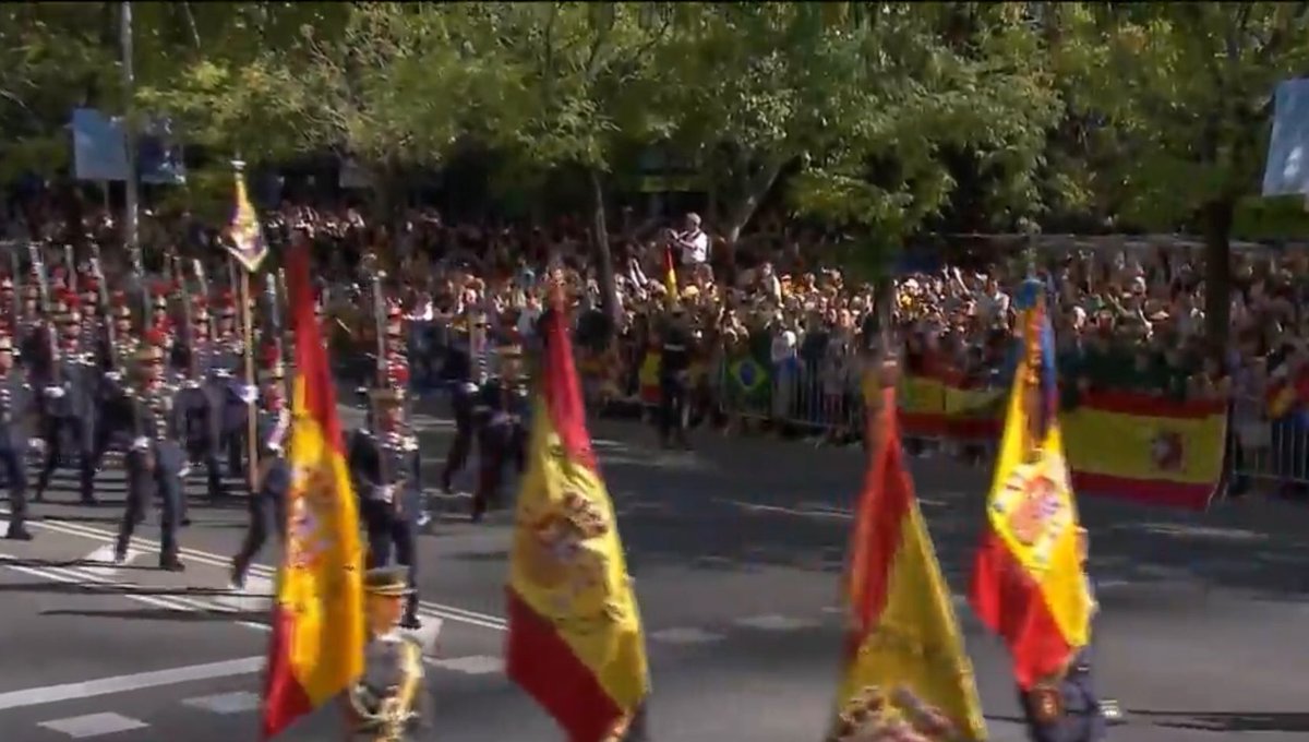 MonarquiaEspana's tweet photo. La Guardia Real encabeza el desfile a pie. #DíaDeLaFiestaNacional #12Octubre #DiadelaHispanidad https://t.co/SVUiEUuRtS