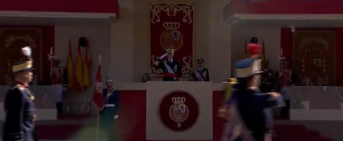 La Guardia Real encabeza el desfile a pie. #DíaDeLaFiestaNacional #12Octubre #DiadelaHispanidad