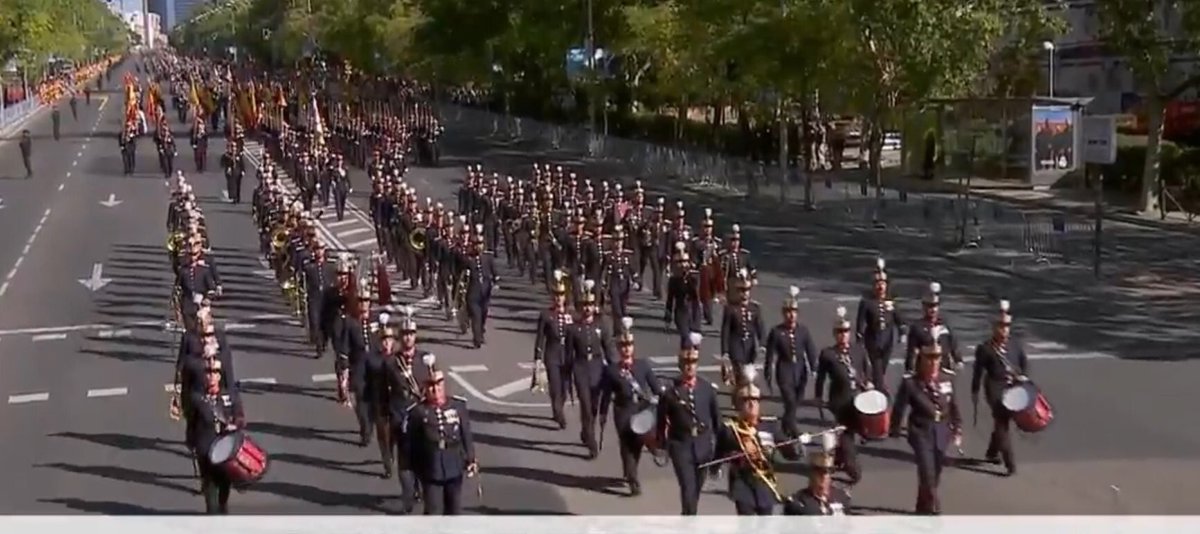 MonarquiaEspana's tweet photo. La Guardia Real encabeza el desfile a pie. #DíaDeLaFiestaNacional #12Octubre #DiadelaHispanidad https://t.co/SVUiEUuRtS