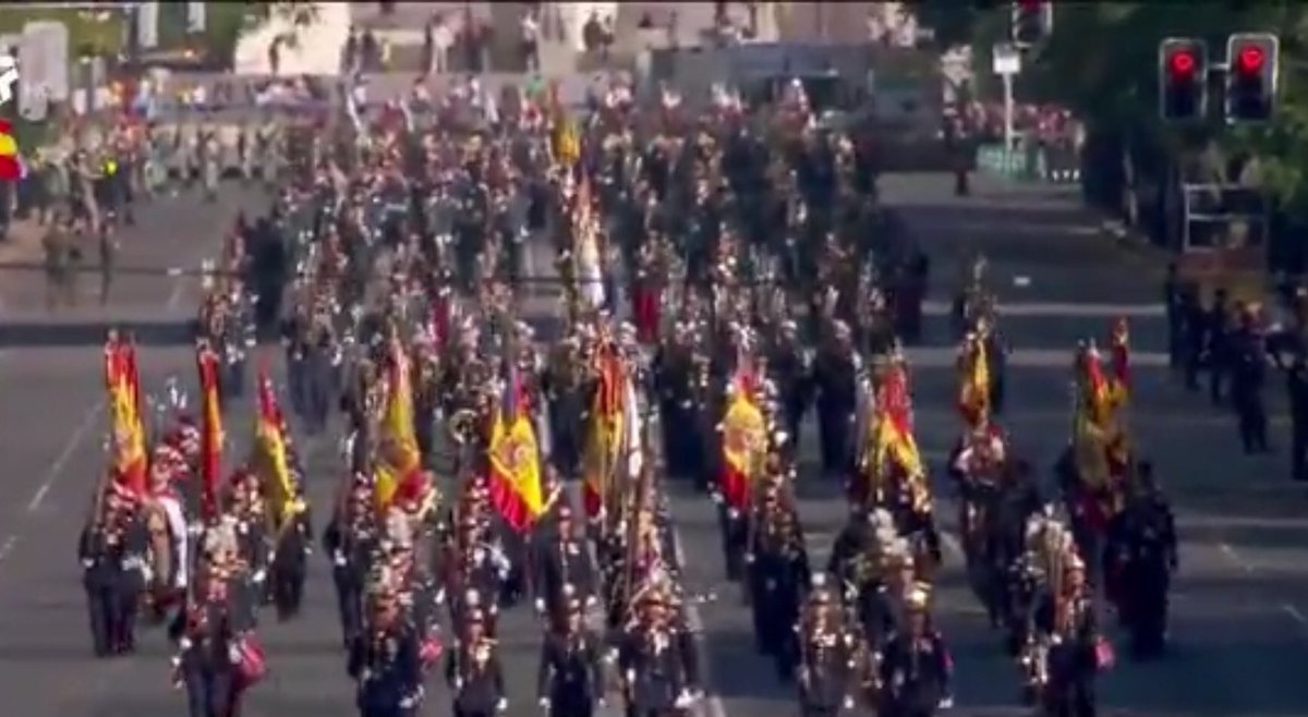 MonarquiaEspana's tweet photo. La Guardia Real encabeza el desfile a pie. #DíaDeLaFiestaNacional #12Octubre #DiadelaHispanidad https://t.co/SVUiEUuRtS