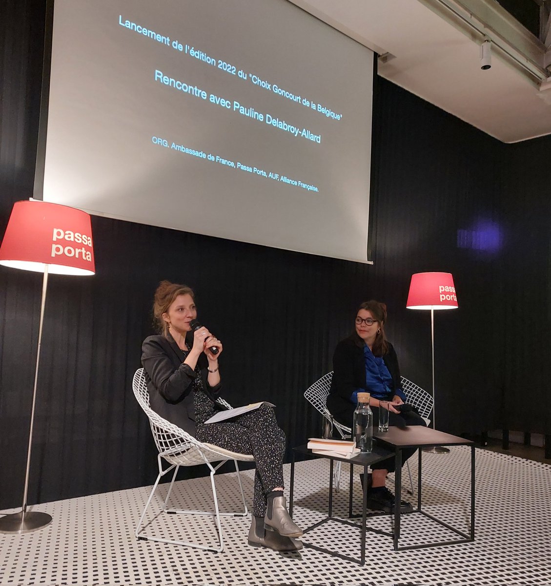 PartenariatsESR's tweet photo. 📣Lancement hier du choix #Goncourt de la #Belgique 2022 en présence de la marraine de cette nouvelle édition, Pauline Delabroy-Allard, lauréate du Goncourt 2018📔 avec "ça raconte Sarah".
✨️Merci à nos partenaires #librairie #Passaporta, #AUF, @AllianceFrBrux https://t.co/5B6hBvdMP3