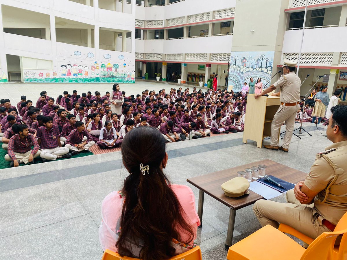 FBDPolice's tweet photo. #Cyber_Crime_Awareness_Program  

Sho Cyber Crime Central,
Spread awareness among students about various topics of cyber crime in DAV Police Public School, Police Line, Sector-30.

#Dial 1930/112 or #Report online at https://t.co/u9b7sv1CRA. 

@SCBHaryana 
@police_haryana https://t.co/GtjArdFHZn
