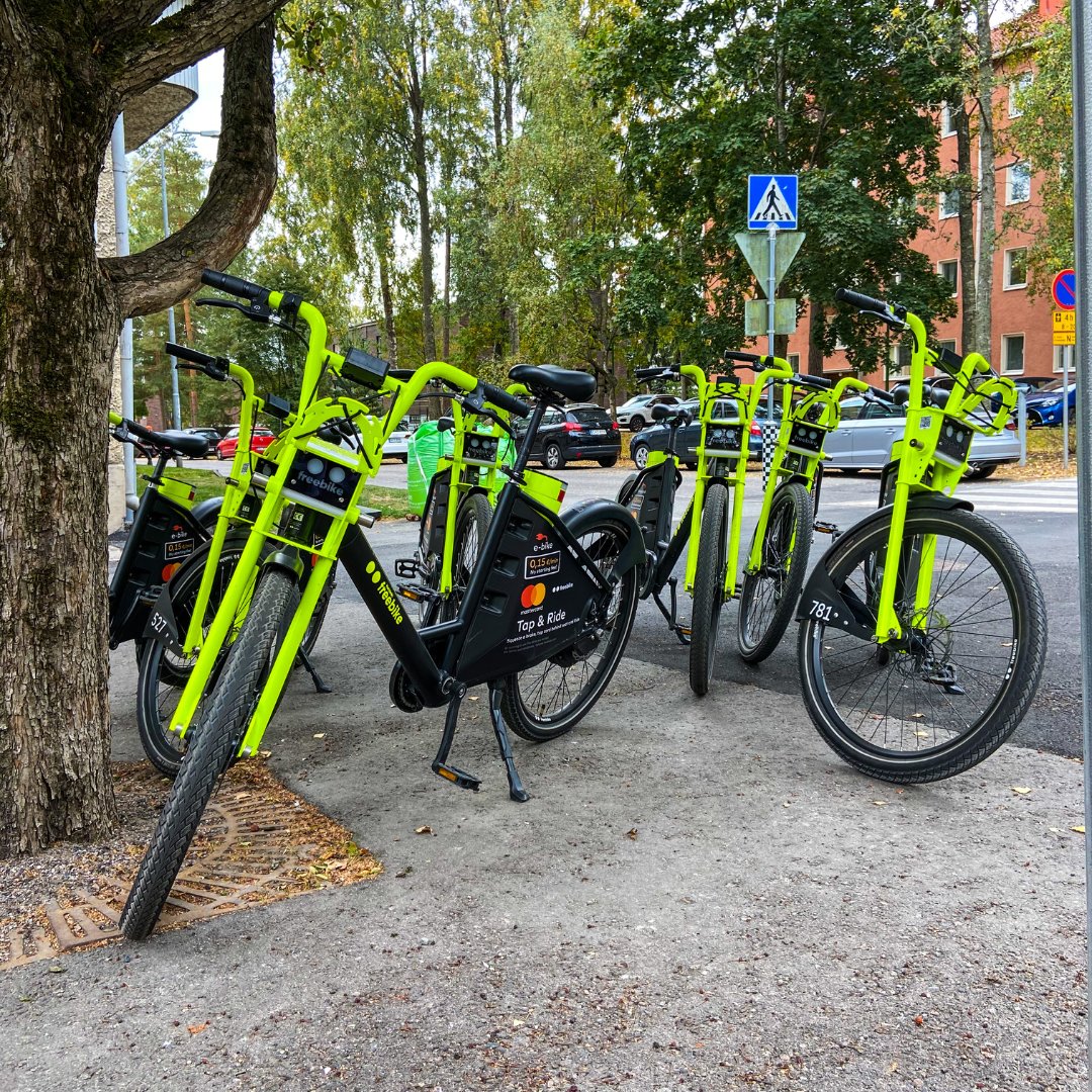 HelFreebike's tweet photo. Freebike-virtuaaliasemat löytyvät kätevästi sovelluksesta. 🅿️🚲

Pyörän voi pysäköidä virtuaaliasemalle tai vaihtoehtoisesti voit jättää pyörän sinulle sopivaan paikkaan sovelluksen kartan vihreän alueen sisällä. ✅

Sähköisiä ajoja! 😎⚡️

#helsinkifreebike https://t.co/MMRtVNW1mj