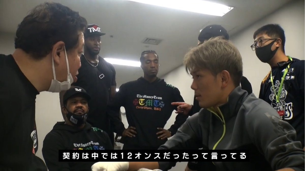 RIZIN02136409's tweet photo. #皇治 #ジジ #メイウェザー #グローブ #超RIZIN

試合直前にグローブの契約でメイウェザー陣営に詰められる皇治

動画はこちら↓
https://t.co/n82KtdBSO9 https://t.co/uWhnMTa4ZW