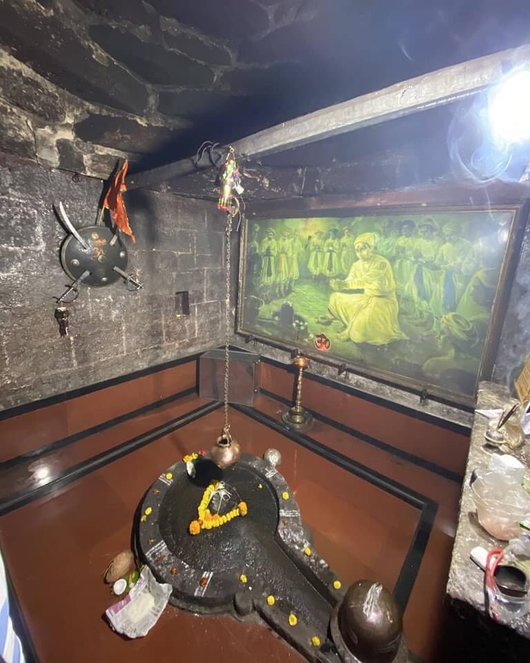 TheSanatanUday's tweet photo. Raireshwar Mahadev ❤️🙏🏻

This is the Place 16-year-old kid came here He cut his little finger, anointed Shiv 'Linga' with his own blood, and took the oath to build Hindvi Swarajya.
His name is Chhatrapati Shivaji Maharaj. ❤️🚩 https://t.co/1PxOjxGAEQ