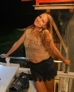 VvJaro's tweet photo. Mess up my lipstick https://t.co/oEVzdFwbIn