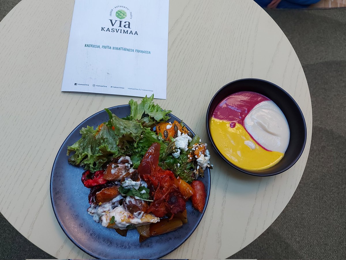 SoileKakonen's tweet photo. Herkullinen #ViaKasvimaa-lounas. Ja vaikka nämä ruuat olivat loistavien #tuotekehitys-kokkiemme loihtimia, on onnistuminen myös kotikeittiössä taattu kokkiemme helpoilla resepteillä 👌🏻#ruokailoa https://t.co/FPPVVNFbrR