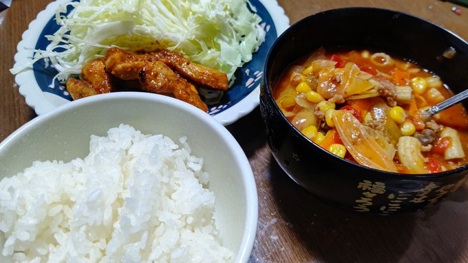 豚の味噌漬け焼、鯖のミネストローネでおゆはんいただきます、汁より具のほうがおおくなっちゃった(マカロニいれたのもあるけど 