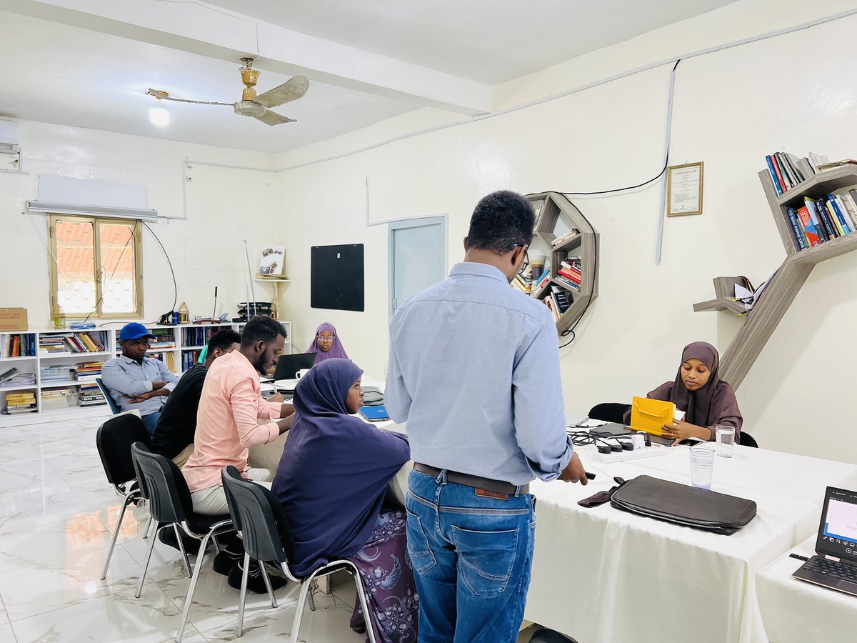 Raagsan's tweet photo. Writing skills are essential for success in today's world. The interns underwent a training on "Effective Writing" facilitated by @HassanAbdiH from @afartan40. The training is designed to equip them with practical techniques to write more concisely and professionally. #Raagsan https://t.co/0amoj83yMZ