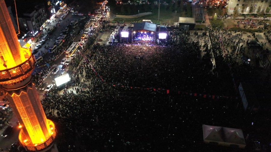 BAĞCILAR’DA ON BİNLERCE GENÇ KONSERLE COŞTU
istanbulgundemi.net/haber/bagcilar…

#sondakika #gündem #yerelyönetimler #bağcılar #gençlikkonserleri #mustafaceceli #canbayvewolker