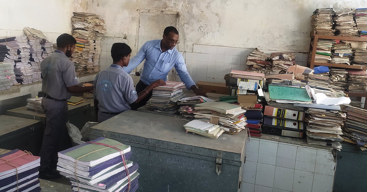 aaiRanchiApt's tweet image. #weedingout of old and obsolete records and scrap materials is being undertaken by Finance Section of #AAI's @aaiRanchiApt under #SpecialCampaign2 to secure neat and clean work place and effective utilization of available resources.
@DARPG_GoI 
@AAI_Official 
@aairhqer