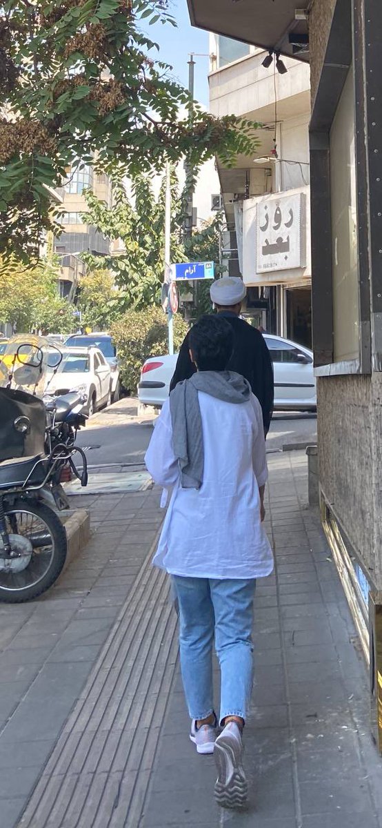 arminarefi's tweet image. Nouvelle forme de désobéissance civile en #Iran. Se prendre en photo derrière un mollah, sans voile.
#MahsaAmini