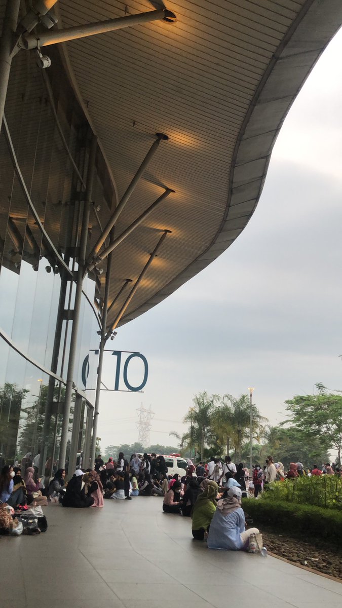 Yang lagi di ICE boleh ke depan hall 10. nanti dapet kipas gratis dr kita cuma sisa 25 pcs tp ya #TXT_IN_JAKARTA