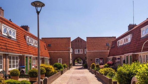 Op zondagmiddag 13 en 20 november 2022 kun je weer met onze gids mee wandelen door de Bloemenbuurt in Hilversum. Deze markante door Dudok ontworpen wijk, heeft het karakter van een klein dorp. Onze gids legt uit hoe dat tot stand is gekomen.
Aanmelden via: dudokarchitectuurcentrum.nl/activiteit/blo…