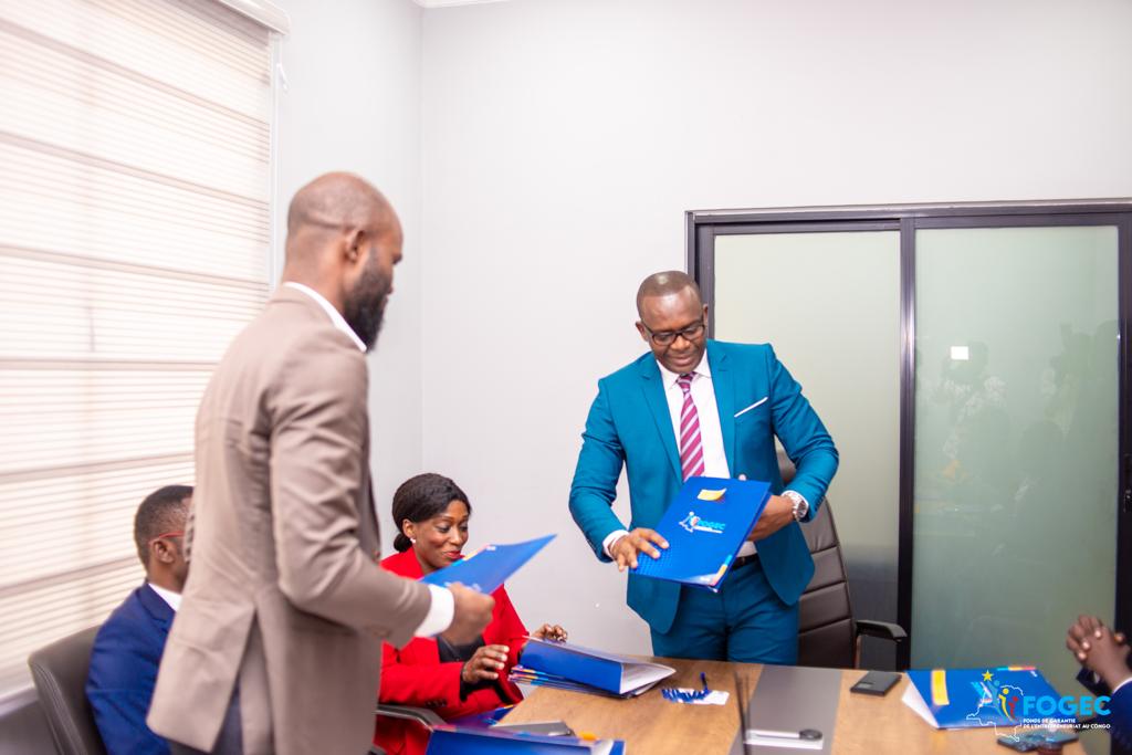 #RDC : Il était temps d'agir!
En début d’après-midi de ce mardi 11.oct.2022, 10 #entrepreneurs bénéficiaires du #financement ont signé leurs conventions de prêt en présence du DG <a href="/LMunzemba/">Laurent Munzemba</a> et de la DGA <a href="/helene_gakuru/">Helene Gakuru</a> au siège du #FOGEC.
<a href="/Presidence_RDC/">Présidence RDC 🇨🇩</a> <a href="/PrimatureRDC/">Primature de la République Démocratique du Congo</a>
@MinEPME_CD
