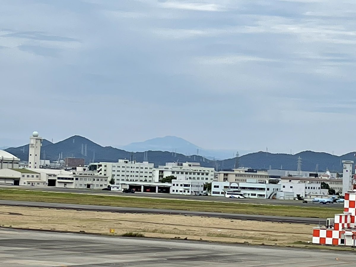 AirportNgy's tweet photo. The back mountain which I saw in Nagoya Airport today was Mt. Ontake❗️後ろの山が、今日名古屋空港から見る事ができた御嶽山❗️
In Japan❗️
#MtOntake #御嶽山 https://t.co/uvlb3ZnQkt