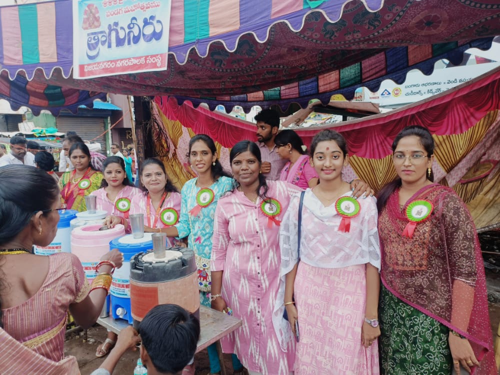 ManaVZnagaram's tweet photo. దిశ ప్రొటెక్షన్ వెల్ఫేర్ ఫౌండేషన్ ఆధ్వర్యంలో విజయనగర శ్రీ పైడితల్లమ్మ సిరుమాను ఉత్సవo సందర్బంగా సుమారు 1500 మందికి మజ్జిగ మంచి నీరు పంపిణి కార్యక్రమం చేపట్టారు...
#ManaVizianagaram #CMYSJagan #AndhraPradesh #Pydithalli #VizianagaramUstav2022 #DPWF https://t.co/76g1tVHWtD