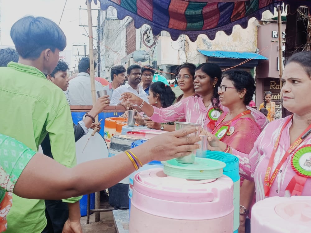 ManaVZnagaram's tweet photo. దిశ ప్రొటెక్షన్ వెల్ఫేర్ ఫౌండేషన్ ఆధ్వర్యంలో విజయనగర శ్రీ పైడితల్లమ్మ సిరుమాను ఉత్సవo సందర్బంగా సుమారు 1500 మందికి మజ్జిగ మంచి నీరు పంపిణి కార్యక్రమం చేపట్టారు...
#ManaVizianagaram #CMYSJagan #AndhraPradesh #Pydithalli #VizianagaramUstav2022 #DPWF https://t.co/76g1tVHWtD