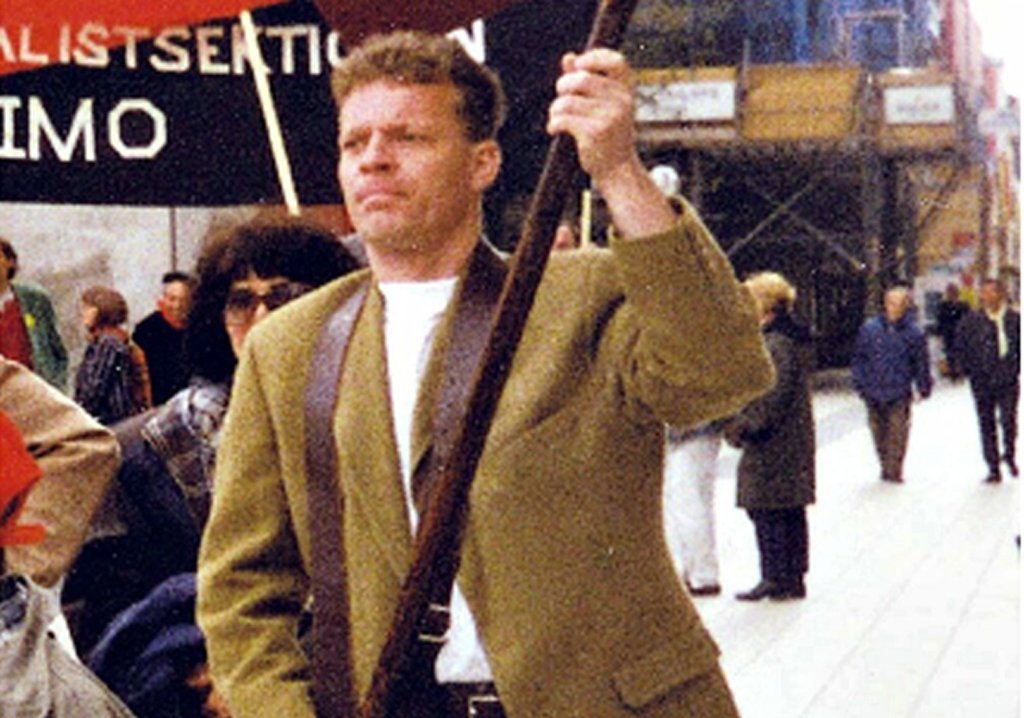 #OtD 12 Oct 1999 Swedish warehouse worker, rugby fan, revolutionary unionist and anti-fascist Björn Söderberg was murdered by fascists outside his home. His union, the SAC (<a href="/syndikalisterna/">SAC Syndikalisterna</a>), held marches of 10,000s in protest. libcom.org/history/1999-p…