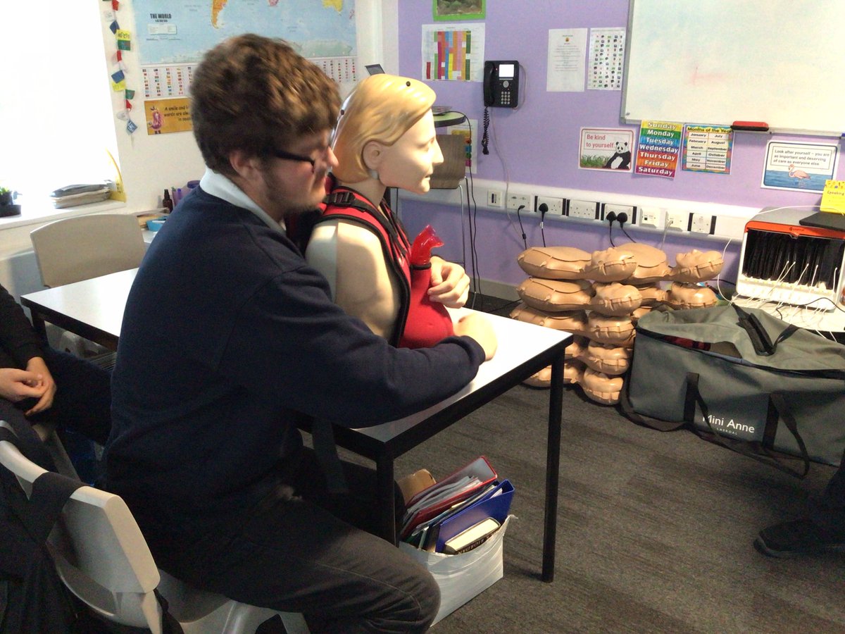 TirMorfa's tweet photo. Famau had a very interesting session today with the St John ambulance service, learning about CPR, the recovery position and using abdominal thrusts when the person is choking #ytmscitech #ytmwellb #ytmHCI #ytmACL @sjacyoungpeople https://t.co/UWdOvILWkz