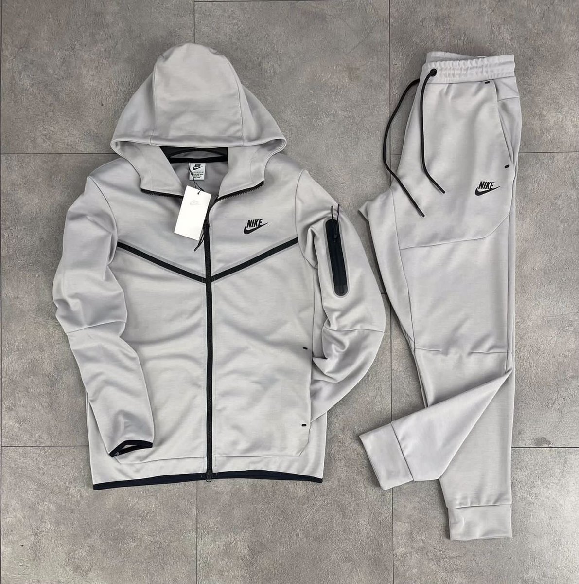 BrotherShop221's tweet photo. Réduction de nos produits 🔥
Nike Tech double fleece 
Prix 🏷 25000fr au lieu de 30000 fr 
Livraison partout paiement à la porte https://t.co/NRVb4qdW5D