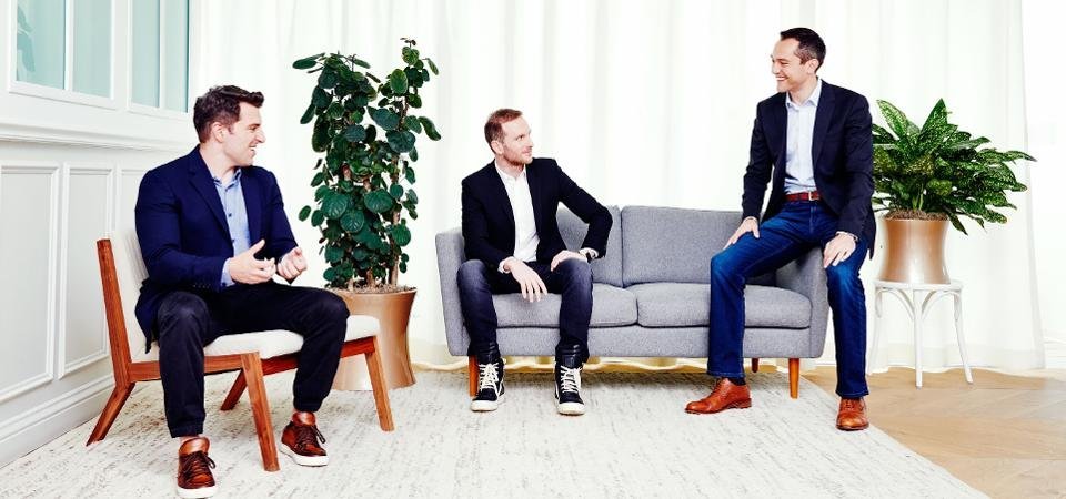 ثلاثة شباب يكافحون لسداد قيمة إيجار الشقة التي يقطنون فيها يعيشون في ظروف معيشية صعبة

قادتهم إلى فكرة ريادية تحولت إلى شركة قيمتها السوقية اليوم اكبر من 60 مليار دولار

من هؤلاء الشباب ؟

ايش قصتهم ؟

وايش هي المنصة ؟

واحدة من أجمل قصص نجاح الشركات الناشئة

#startups