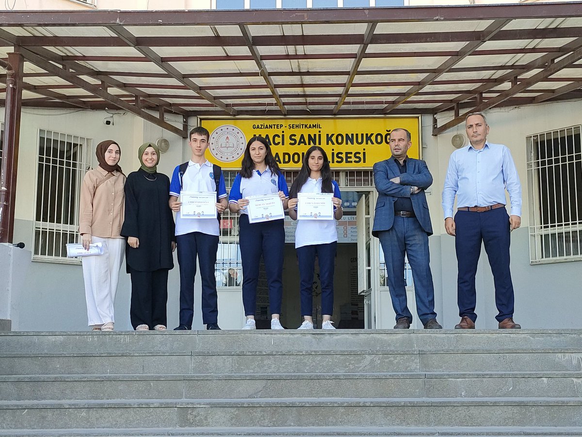h_konukoglu's tweet photo. Okulumuz öğretmenlerinden Hatice ALTUNBAŞ, Elif DEVECİ ve eTwinning Kulübü öğrencilerinin eTwinning projesinde kazanmış olduğu kalite etiketleri törenle verildi. Öğretmen ve öğrencilerimize emekleri için çok teşekkür ederiz🎖️🏆 @yasintepe @yagcimehmet27 @Rgndodu1 @SehitkamilMEM https://t.co/m0Xb0cuvOP