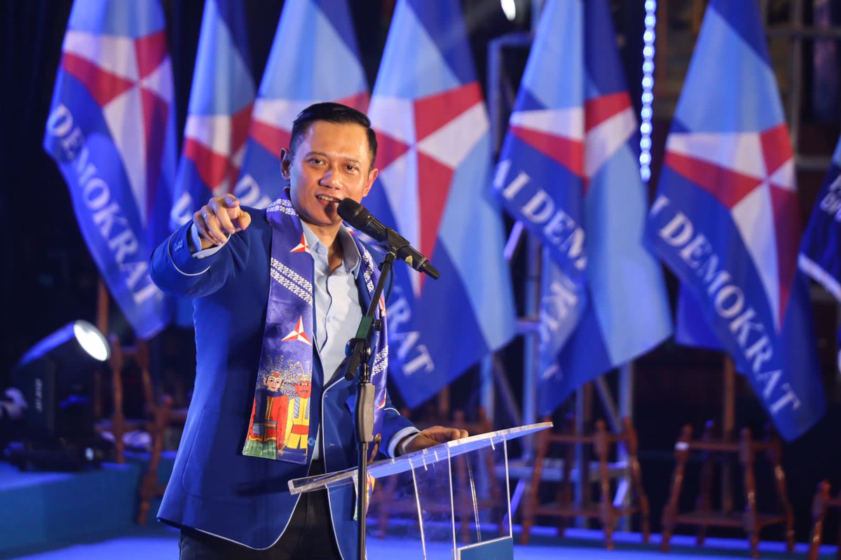 AgusYudhoyono's tweet photo. Kmrn saya melantik 6 Ketua DPC @PDemokratjkt. Bangga sekali bisa berada di tengah2 kader terbaik &amp; militan. Saya bisa merasakan ada optimisme &amp; harapan besar. Kpd Ketua DPD Pak @RAMujiyono, saya ingatkan utk selesaikan konsolidasi agar bisa segera menggerakkan mesin partai https://t.co/FEM0fwa0zS