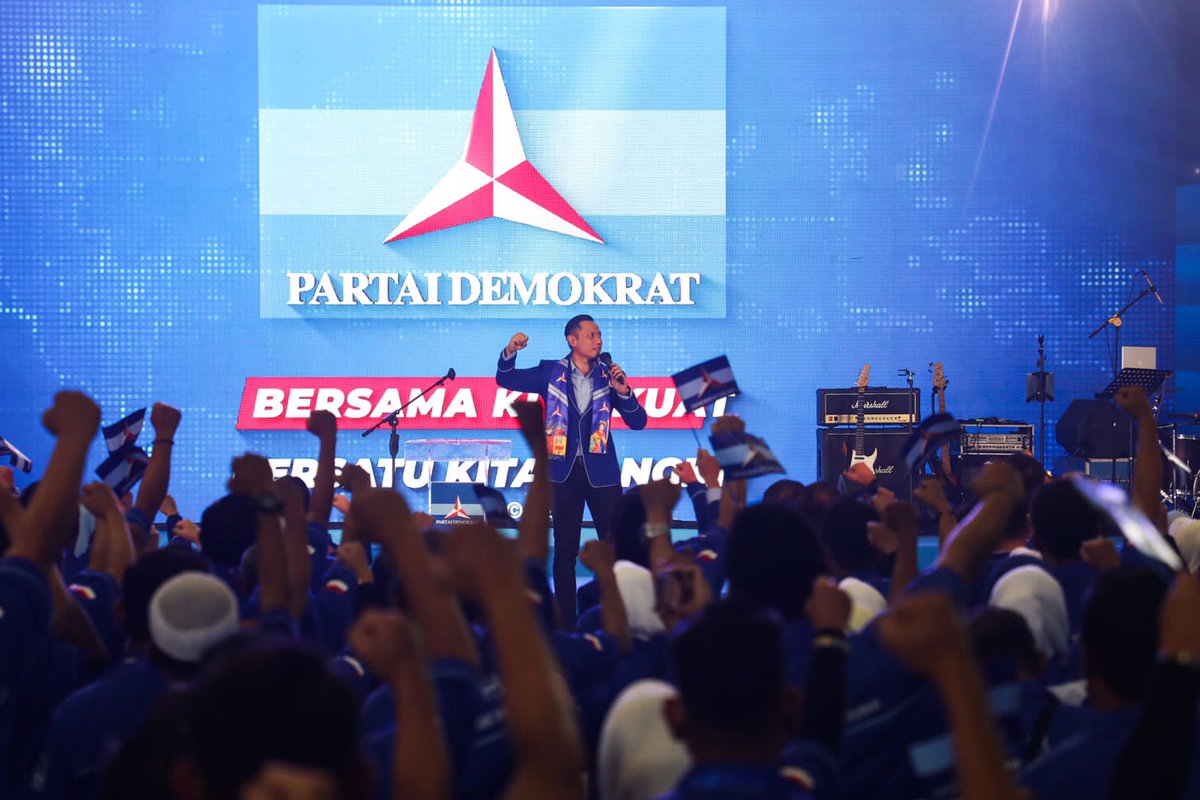 AgusYudhoyono's tweet photo. Kmrn saya melantik 6 Ketua DPC @PDemokratjkt. Bangga sekali bisa berada di tengah2 kader terbaik &amp; militan. Saya bisa merasakan ada optimisme &amp; harapan besar. Kpd Ketua DPD Pak @RAMujiyono, saya ingatkan utk selesaikan konsolidasi agar bisa segera menggerakkan mesin partai https://t.co/FEM0fwa0zS