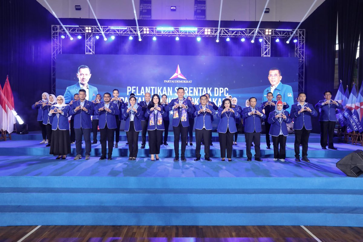 AgusYudhoyono's tweet photo. Kmrn saya melantik 6 Ketua DPC @PDemokratjkt. Bangga sekali bisa berada di tengah2 kader terbaik &amp; militan. Saya bisa merasakan ada optimisme &amp; harapan besar. Kpd Ketua DPD Pak @RAMujiyono, saya ingatkan utk selesaikan konsolidasi agar bisa segera menggerakkan mesin partai https://t.co/FEM0fwa0zS