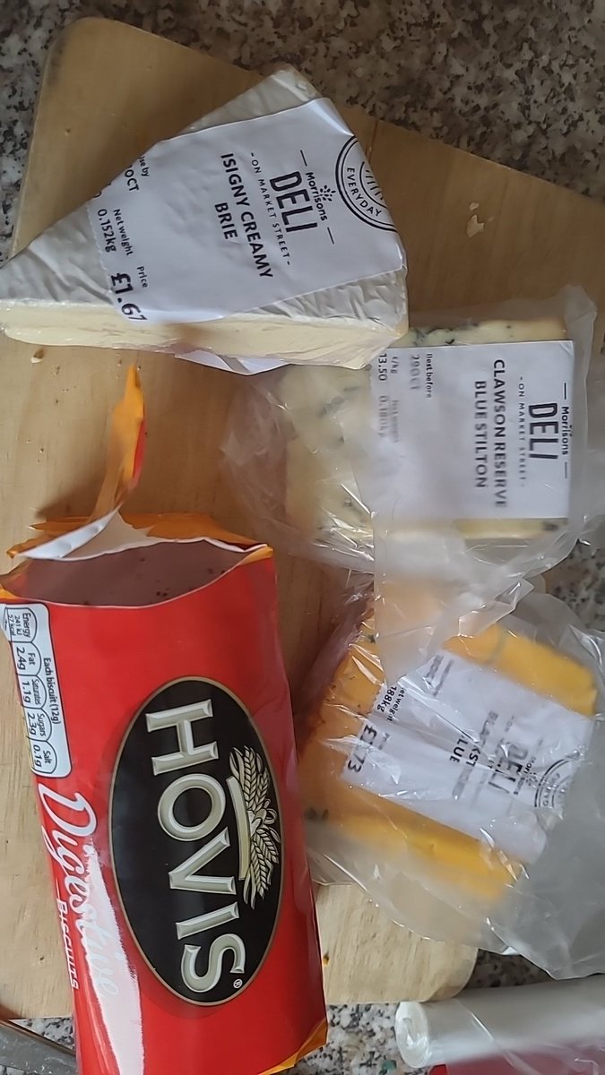 zoeLjohnston's tweet photo. In cheesy heaven right now. Practising for Xmas day ๐๐คฃ #munch #cheesefordays https://t.co/pWzFhg4V7O
