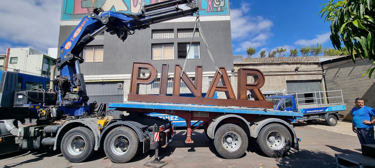 Grusertrans's tweet photo. #transporte con letras corporativas desde #Tenerife hasta #elpinar en el #hierro colocando con #camiongrua. 
#gruas #camiones #trabajosdegrua #transportesentreislas #gruaertrans #tenerife #canarias https://t.co/rMBbvoBvWK