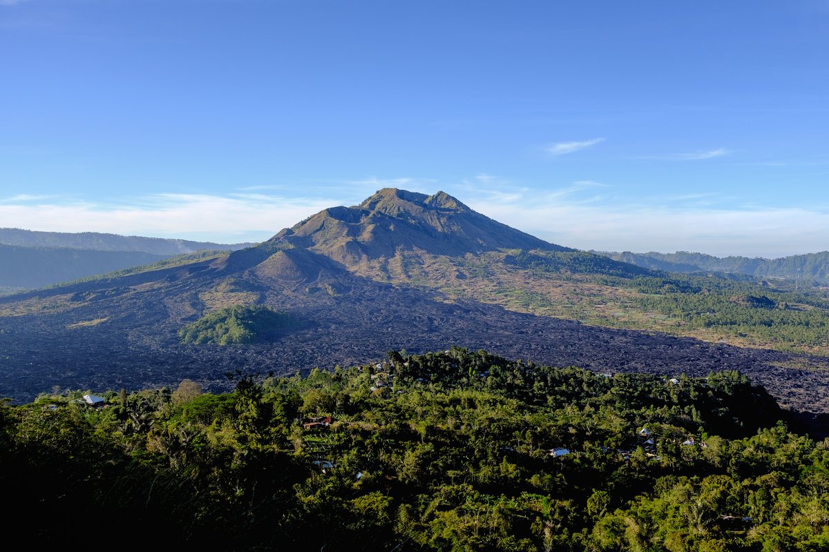 photosbydlee's tweet photo. Mount Abang &amp; Mount Batur, Bali / Fujifilm X-S10 + 23mm f/1.4 R LM WR

#Photography #Travel #Indonesia #Nature #Landscape #Lake https://t.co/eq11uANLOh