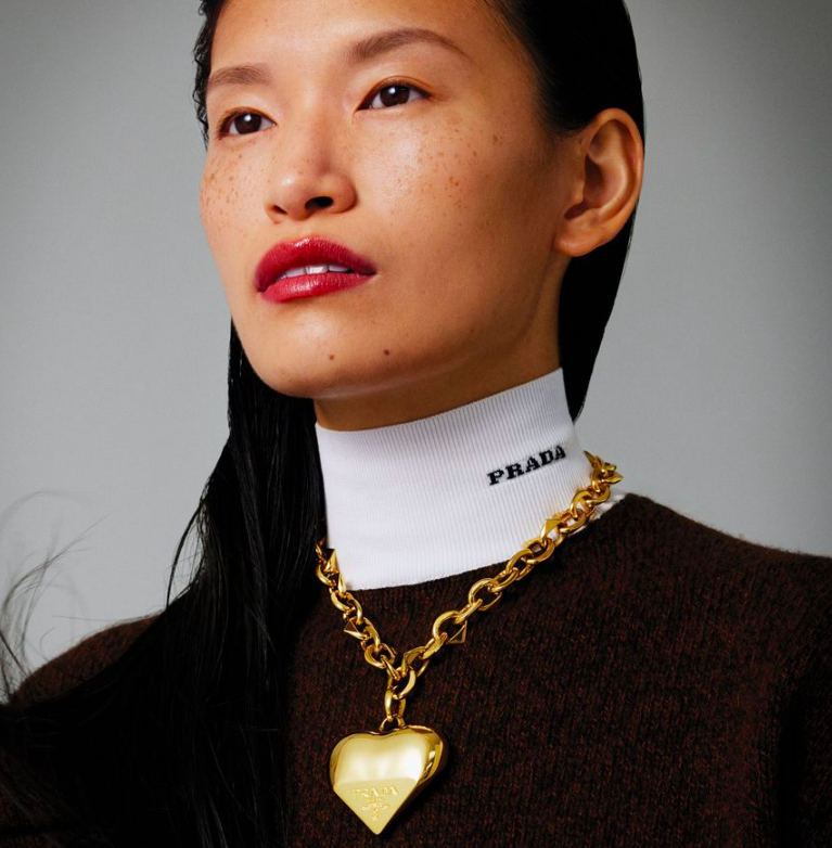cppluxury's tweet photo. Prada launches first fine jewelry collection
https://t.co/5aXteUOQVn
#Prada #PradaJewelry #EternalGold #finejewellery #finejewelry #luxury #luxuryjewelry #luxuryfashion #gold @Prada https://t.co/SgWa5OH83w