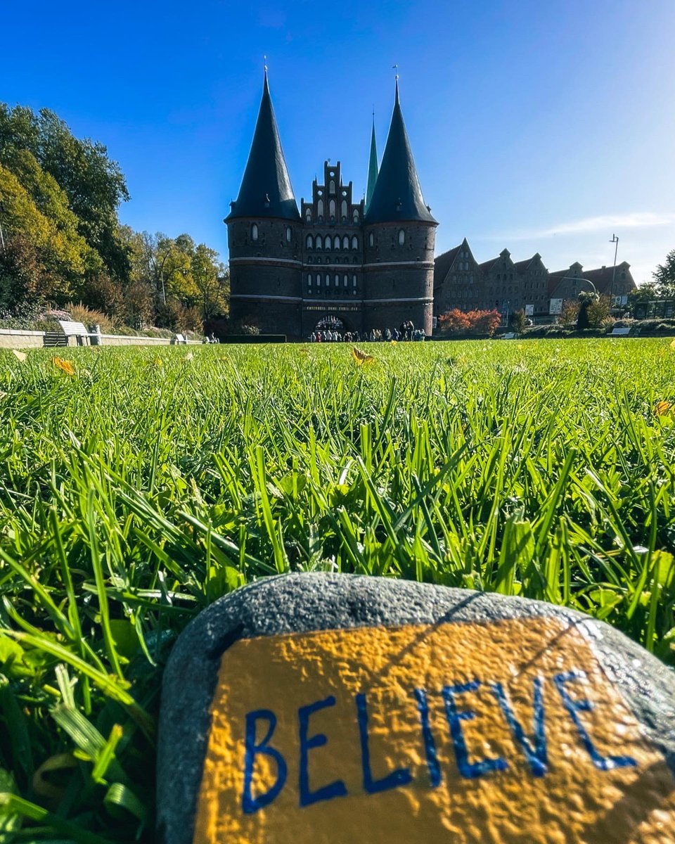 alohanicole13's tweet photo. @TedLassoRocks TedLassoLove around the world!Thx to Alice for sending me the most perfect one over the big pond. It’s so lovely how much joy it brings to people around the world♥️💙💛#believe #tedlassorocks #lübeck #germany #appletv #tedlasso @hanwaddingham @brendanhunting https://t.co/Ka0ADOoZYB