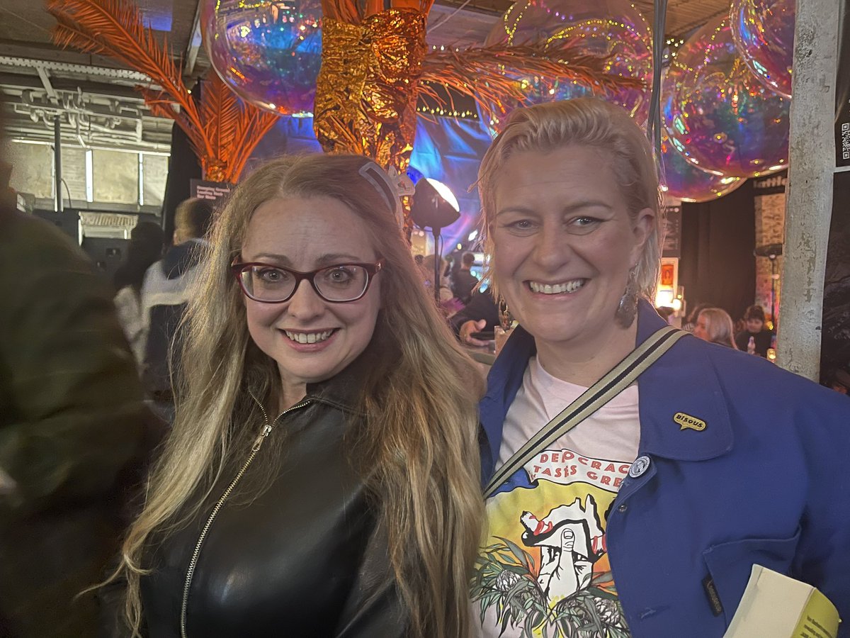 Just hanging out with <a href="/vanbadham/">Van Badham 🥥 🌴</a> on a Wednesday. 
Thanks Van and <a href="/Ben_Davison1/">Ben Davison</a> for a fab <a href="/WeekOnWednesday/">TheWeekOnWednesday</a> live podcast! 
#melbfringe #tradeshall