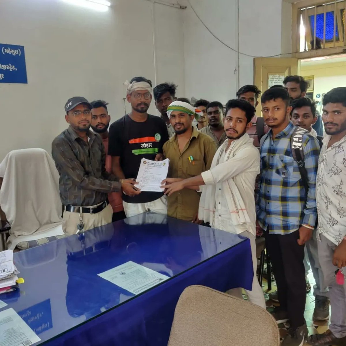 हमारे शेर आदिवासी विधायक अनंतभाई पर नामर्द की औलादों ने हमला किया था उस  हमले की घटना में शामिल अपराधियों को तत्काल गिरफ्तारी और कड़ी सजा  हो इस  विषय  मे  BPVM संतरामपुर द्वारा आज मामलतदारश्री को आवेदनपत्र  दिया गया।
#bpvm_mahisagar <a href="/AnantPatel1Mla/">Anant Patel MLA</a>