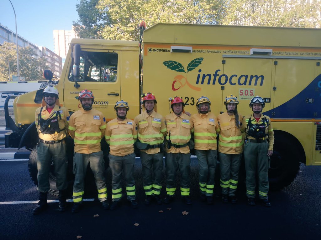 Plan_INFOCAM's tweet photo. 👉Hoy #BBFF 👩🏼‍🚒🧑🏻‍🚒 del @Plan_INFOCAM del @gobjccm han participado en el desfile del #12Octubre en #Madrid con motivo del #DíadelaFiestaNacional 

#IIFF🔥🔥  #EsTareadeTodos 

¡Feliz #DíadelaHispanidad! 🇪🇸 https://t.co/LsNqmZtVqt