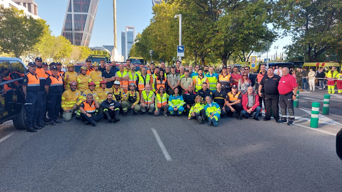 Plan_INFOCAM's tweet photo. 👉Hoy #BBFF 👩🏼‍🚒🧑🏻‍🚒 del @Plan_INFOCAM del @gobjccm han participado en el desfile del #12Octubre en #Madrid con motivo del #DíadelaFiestaNacional 

#IIFF🔥🔥  #EsTareadeTodos 

¡Feliz #DíadelaHispanidad! 🇪🇸 https://t.co/LsNqmZtVqt