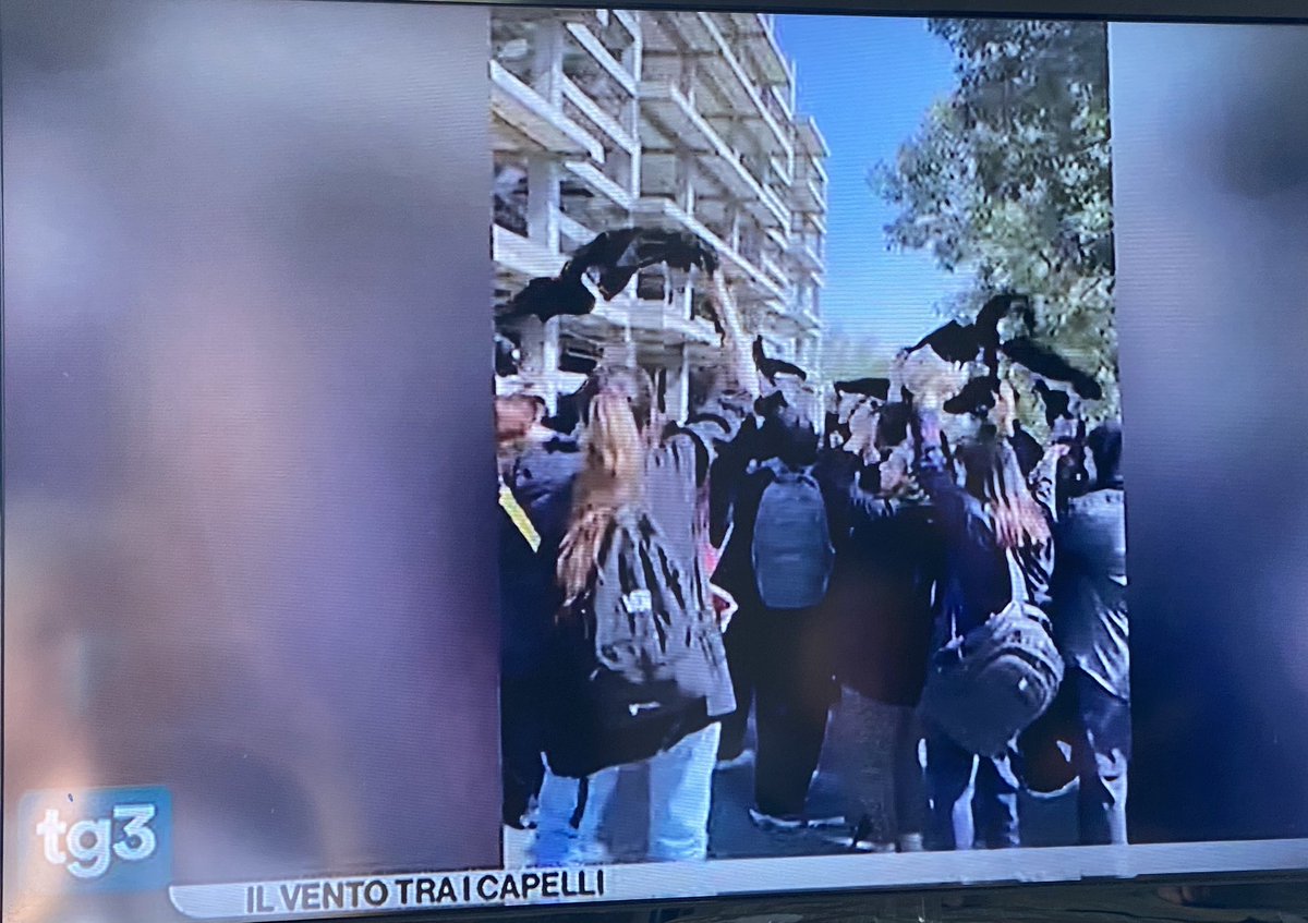 rossellaronconi's tweet photo. #Iran continua la brutale repressione sulla protesta delle #donne che vogliono sentire “il vento tra i capelli”, considerati dalla cultura iraniana oggetto di seduzione…. Importante la solidarietà di tutte/i alle coraggiose giovani donne generazione z …🧕 🧕

#IranProtests2022 https://t.co/I2KJ7QwJEV