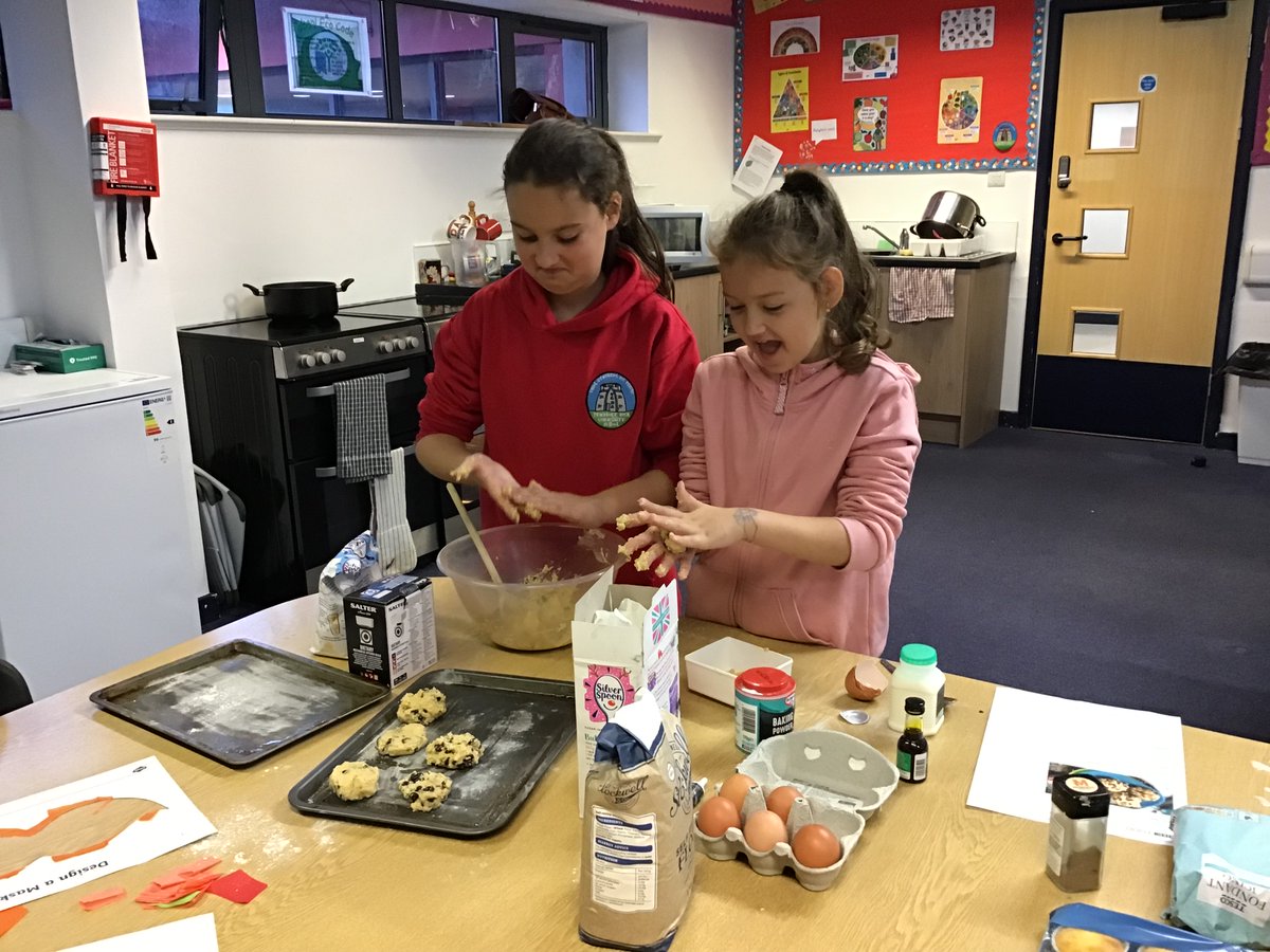 MiniExplorersPD's tweet photo. A busy morning in our community room #EAL πΊπ¦πΉπ·π΅π#topicinspired we made lots of tasty treats ππ#WeCanCook #AutumnBakes π§π§‘We followed recipes and measured our ingredients π©βπ³#EnterprisingCreative @PDCSPrimary https://t.co/g2Jgxr8U8A