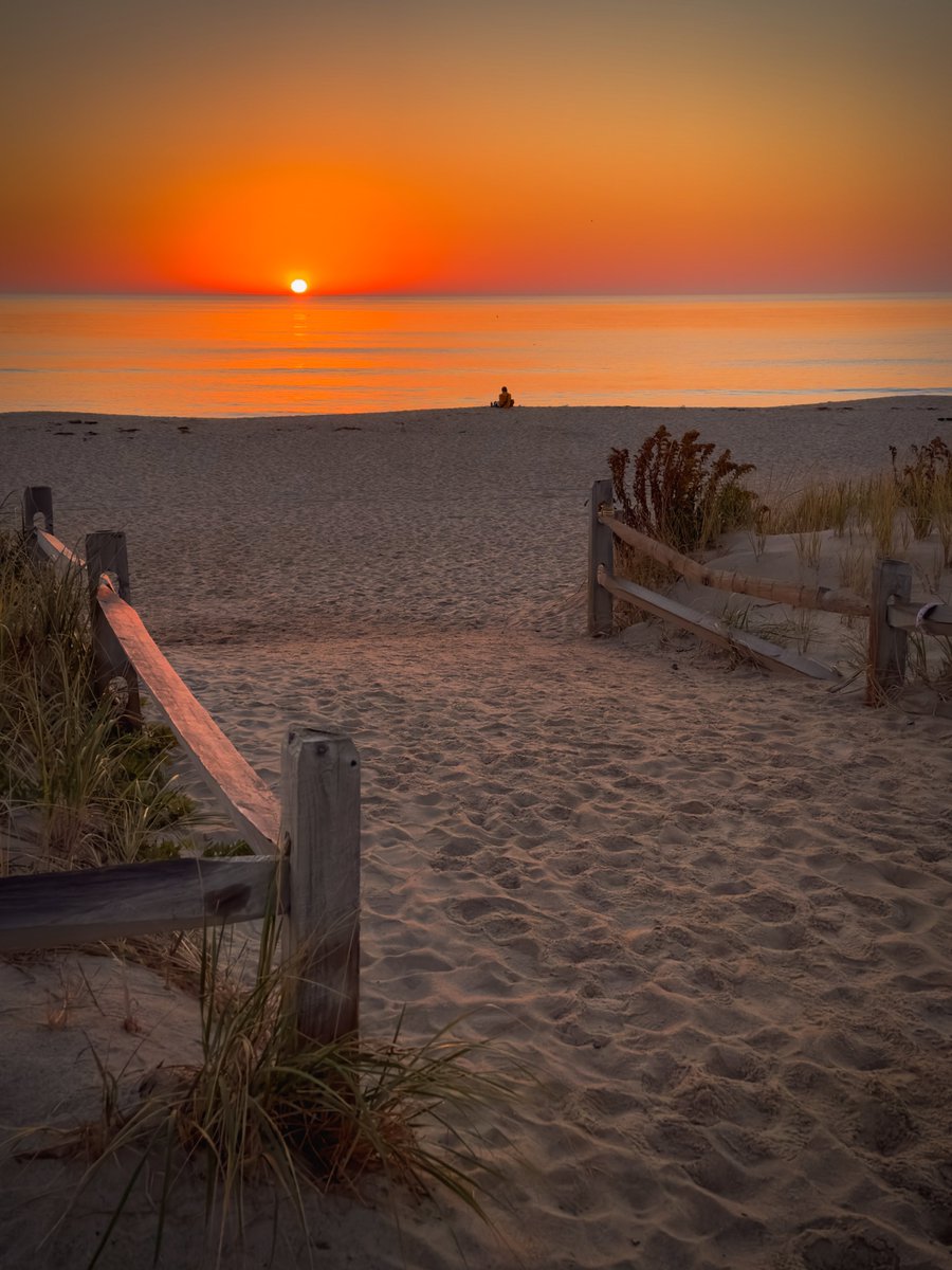 dariusaniunas's tweet photo. Today’s idyllic sunrise on Nauset beach, Orleans, Cape Cod. #sunrise #beach #capecod https://t.co/raUWzs4Urc
