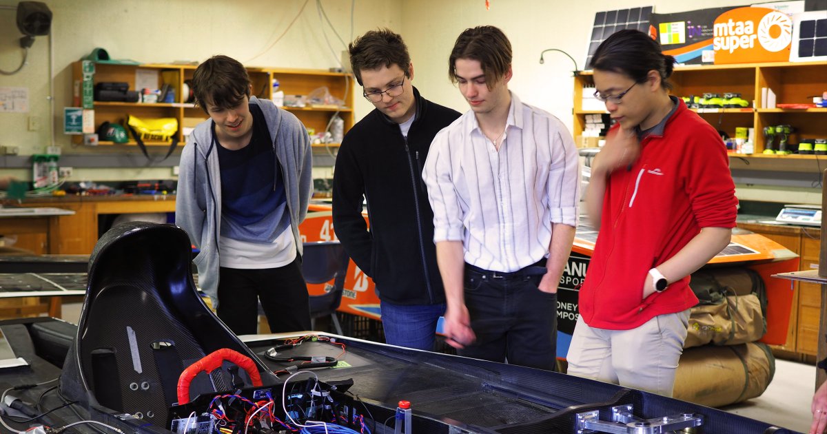 Look how far we've come - the new kids having a chat with the seasoned Solar Racing vets at our Alumni event last weekend 😌 Thanks to our alumni for coming out!