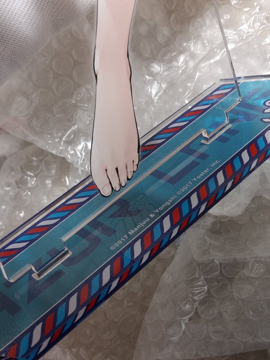 「よりにもよってニーミちゃんのアクリルスタンドで不良品つかまされた…差し込み口が合」|❄️青葉きの🌸のイラスト